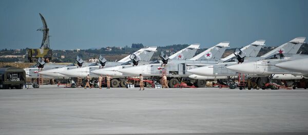 Су-24 бомбардери у бази Хмејм у Сирији Су-24 бомбардери у бази Хмејм у Сирији - Sputnik Србија