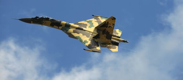 Реактивный истребитель Су-35 во время генеральной репетиции полетов в преддверии открытия Международного авиакосмического салона МАКС-2009 в подмосковном Жуковском - Sputnik Србија