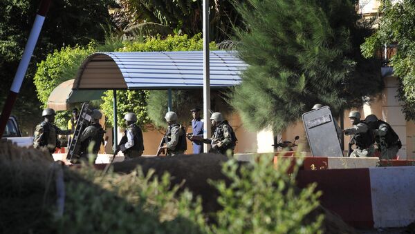 Војска Малија испред хотела Радисон блу у граду Бамако - Sputnik Србија