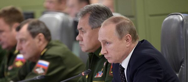 Владимир Путин у Националном центру за упављање одбраном Русије - Sputnik Србија