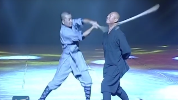 Shaolin Iron Skill Kung Fu: Monk breaks stick with neck - Sputnik Србија