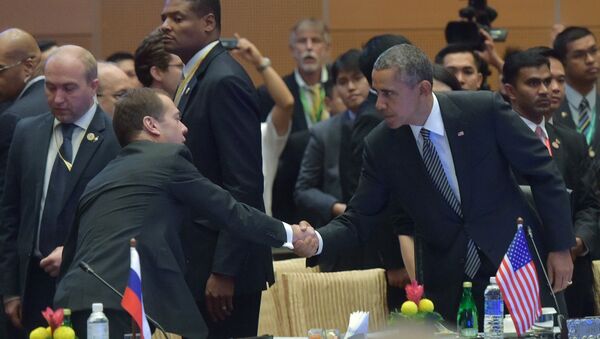 Dmitrij Medvedev i Barak Obama na 10-om istočno-azijskom samitu u Maleziji. - Sputnik Srbija