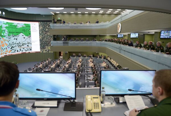 Председник Путин током обиласка командног центра Војске Русије Председник Путин током обиласка командног центра Војске Русије - Sputnik Србија