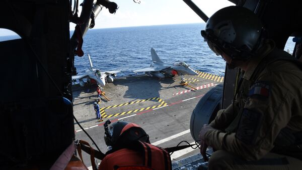 Francuski mornarički tehničari rade na palubi na nosaču aviona Šarl de Gol, u Sredozemnom moru, 21. novembra 2015. - Sputnik Srbija