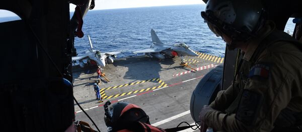 Francuski mornarički tehničari rade na palubi na nosaču aviona Šarl de Gol, u Sredozemnom moru, 21. novembra 2015. - Sputnik Srbija