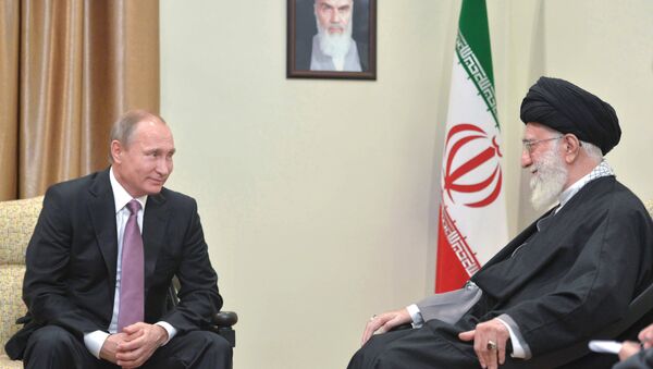 Руски председник Владимир Путин и Духовни лидер Ирана ајатолах Сејед Али Хамнеј - Sputnik Србија