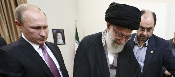 Руски председник Владимир Путин и Духовни лидер Ирана ајатолах Сејед Али Хаменеј - Sputnik Србија