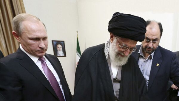 Руски председник Владимир Путин и Духовни лидер Ирана ајатолах Сејед Али Хаменеј - Sputnik Србија