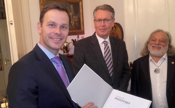 Gradonačelnik Beograda Siniša Mali sa knjigom autora, ambasador Rusije Aleksandar Čepurin i skulptor Grigorij Potocki u Legatu Milorada Pavića Gradonačelnik Beograda Siniša Mali sa knjigom autora, ambasador Rusije Aleksandar Čepurin i skulptor Grigorij Potocki u Legatu Milorada Pavića - Sputnik Srbija
