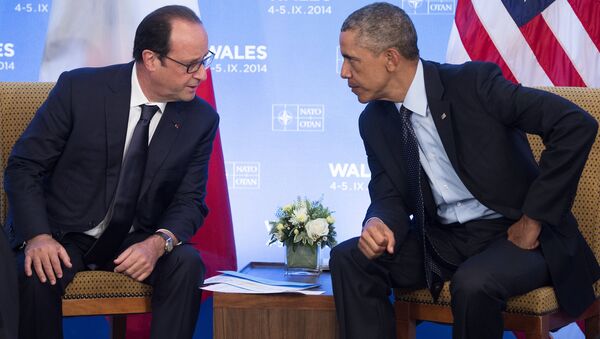 US President Barack Obama (R) and French President Francois Hollande hold a meeting on the second day of the NATO 2014 Summit at the Celtic Manor Resort in Newport, South Wales, on September 5, 2014 - Sputnik Srbija