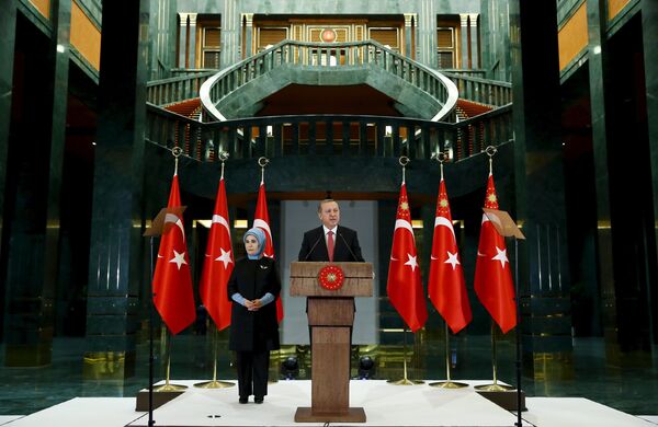 Turski predsednik Redžep Tajip Erdogan u društvu svoje supruge Emine Erdogan na konferenciji za novinare. Turski predsednik Redžep Tajip Erdogan u društvu svoje supruge Emine Erdogan na konferenciji za novinare. - Sputnik Srbija