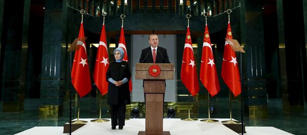 Turski predsednik Redžep Tajip Erdogan u društvu svoje supruge Emine Erdogan na konferenciji za novinare. Turski predsednik Redžep Tajip Erdogan u društvu svoje supruge Emine Erdogan na konferenciji za novinare. - Sputnik Srbija