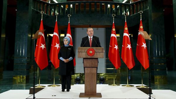 Турски председник Реџеп Тајип Ердоган у друштву своје супруге Емине Ердоган на конференцији за новинаре. - Sputnik Србија