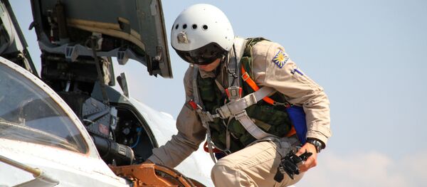 Руски пилот улази у борбени авион Су-24 пре узлетања са авио-базе Хмејмим у Сирији - Sputnik Србија