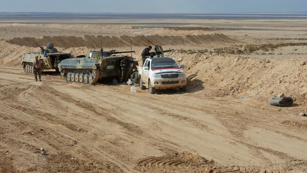 Vojnici Sirijske arapske  armije na borbenom položaju u blizini grada Palmira - Sputnik Srbija