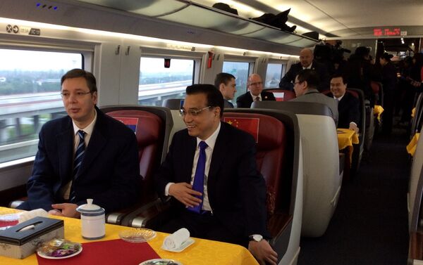 Premijer Srbije Aleksandar Vučić i kineski premijer Li Keciang u brzom vozu, u Kini - Sputnik Srbija