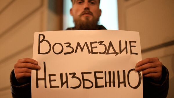 Demonstrant drži transparent ispred turske ambasade u Moskvi nakon obaranja Su-24 - Sputnik Srbija