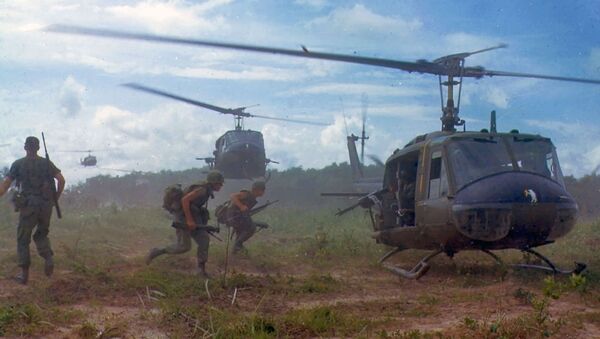 Војска САД испред УХ-1Д  хеликоптера  у Вијатнамском рату - Sputnik Србија
