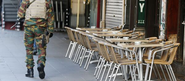 Belgijski vojnik ispred praznog kafića u Briselu - Sputnik Srbija