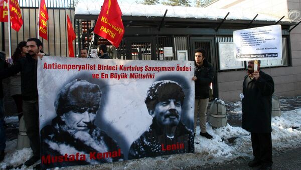 Pristalice levičarske partije u turskoj, sa transparentom na kome su Mustafa Kemal Ataturk i Vladimir Lenjin - Sputnik Srbija