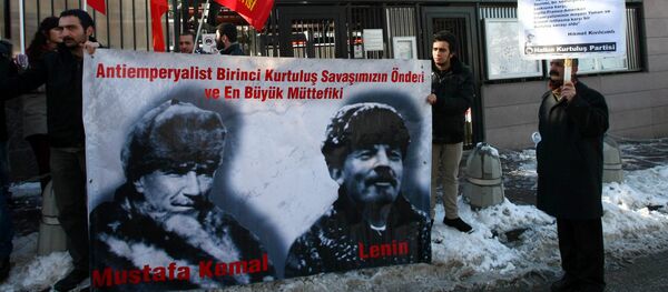 Присталице левичарске партије у турској, са транспарентом на коме су Мустафа Кемал Ататурк и Владимир Лењин - Sputnik Србија