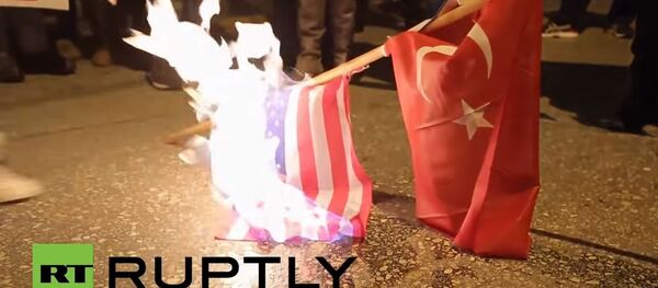 Грци пале турску и америчку заставу - Sputnik Србија