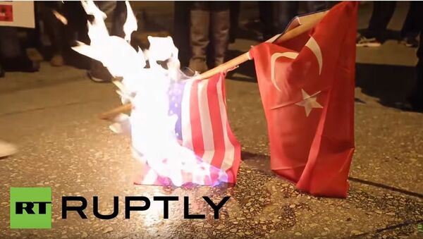 Грци пале турску и америчку заставу - Sputnik Србија