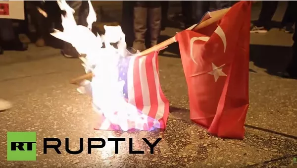 Grci pale tursku i američku zastavu - Sputnik Srbija