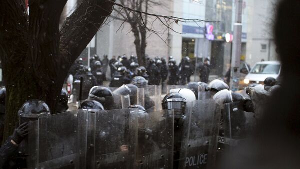 Kordon policije na protestu  u Prištini - Sputnik Srbija