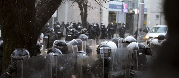 Кордон полиције на протесту у Приштини Кордон полиције на протесту у Приштини - Sputnik Србија