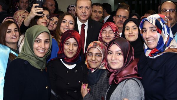 Turski predsednik Redžep Tajip Erdogan sa studentkinjama univerziteta u Bajburtu - Sputnik Srbija