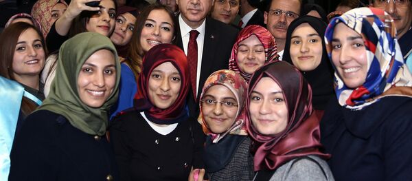 Turski predsednik Redžep Tajip Erdogan sa studentkinjama univerziteta u Bajburtu - Sputnik Srbija