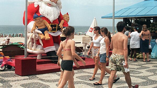 Statua Deda Mraza na plaži u Riju - Sputnik Srbija