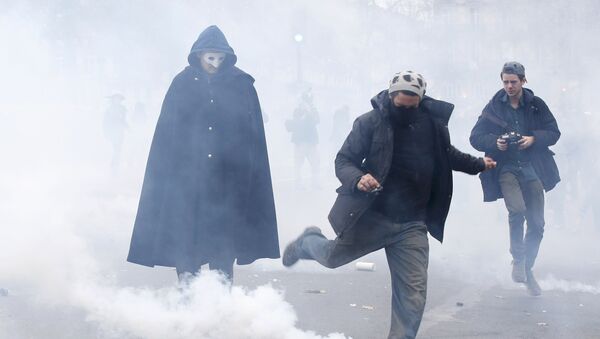 Полиција у Паризу растерује демонстранте - Sputnik Србија