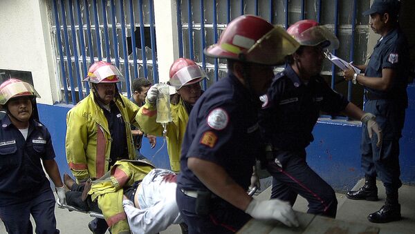 Стражари носе повређеног затвореникка у затвору у Гватемали (архивска) - Sputnik Србија