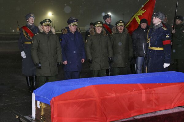 Министар одбране Русије Сергеј Шојгу и главнокомандујући Ваздушно-космичких снага Русије Виктор Бондарев дочекали су тело погинулог пилота Олега Пешкова Министар одбране Русије Сергеј Шојгу и главнокомандујући Ваздушно-космичких снага Русије Виктор Бондарев дочекали су тело погинулог пилота Олега Пешкова - Sputnik Србија