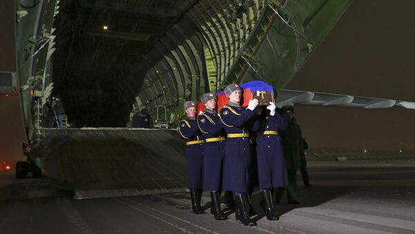 Iznešenje kovčega sa telom poginulog pilota Olega Peškova - Sputnik Srbija
