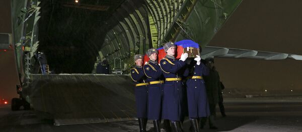 Iznešenje kovčega sa telom poginulog pilota Olega Peškova Iznešenje kovčega sa telom poginulog pilota Olega Peškova - Sputnik Srbija