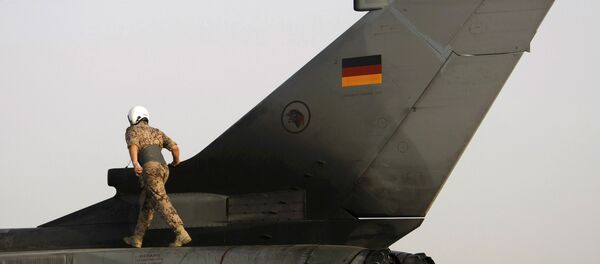 Немачки авион на крилу борбеног авиона пре извиђачког лета - Sputnik Србија