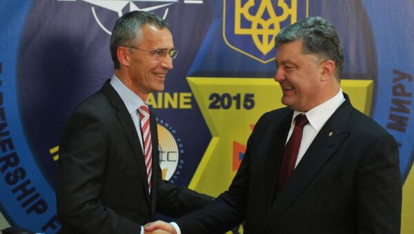 Генерални секретар НАТО-а Јенс Столтенберг (лево) и председник Украјине Петро Порошенко - Sputnik Србија