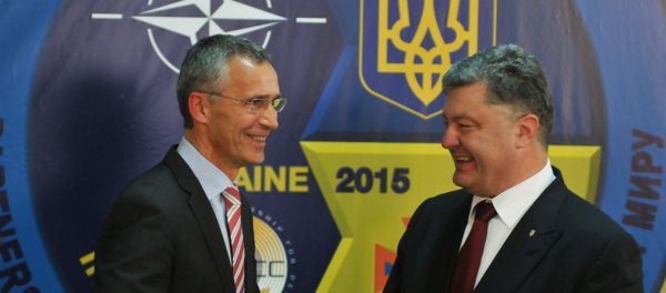 Генерални секретар НАТО-а Јенс Столтенберг (лево) и председник Украјине Петро Порошенко Генерални секретар НАТО-а Јенс Столтенберг (лево) и председник Украјине Петро Порошенко - Sputnik Србија