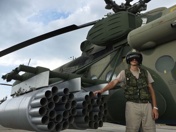 Пилот руског хеликоптера МИ-8АМШТ на аеродрому Хмејмим у Сирији - Sputnik Србија