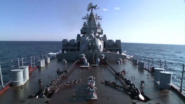 Ракетна крстарица „Москва“ близу обале Латакије, где врши противваздушну одбрану региона. - Sputnik Србија