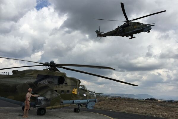 Tehničar pored ruskog vojnog helikoptera MI-24 na aerodromu Hmejmim u Siriji - Sputnik Srbija