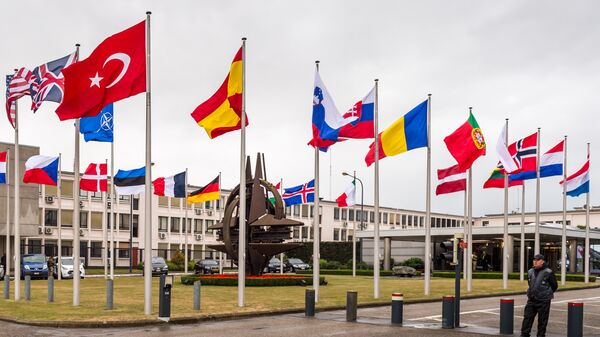 Заставе НАТО замаља испред седишта у Бриселу - Sputnik Србија