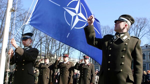 Летонски војници са НАТО заставом - Sputnik Србија