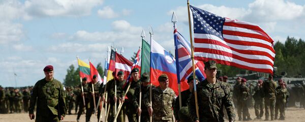 Нато војници са заставама - Sputnik Србија