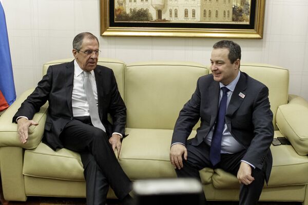 Ministar inostranih poslova Rusije Sergej Lavrov i ministar inostranih poslova Srbije Ivica Dačić po dolasku u Beograd. Ministar inostranih poslova Rusije Sergej Lavrov i ministar inostranih poslova Srbije Ivica Dačić po dolasku u Beograd. - Sputnik Srbija