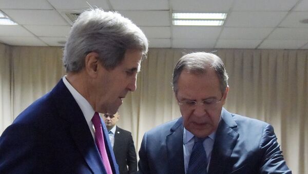 Ruski ministar inostranih poslova Sergej Lavrov i državni sekretar SAD Džon Keri na sastanku OEBS-a u Beogradu - Sputnik Srbija