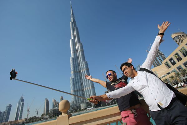 Туристи испред небодера Бурџ Калифа у Дубаију - Sputnik Србија